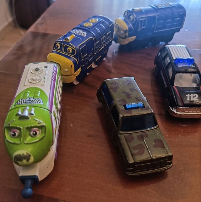 Modellini auto e treni diversi (ascolto offerte)