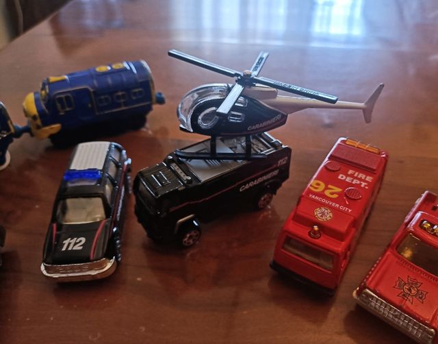 Modellini auto e treni diversi (ascolto offerte)