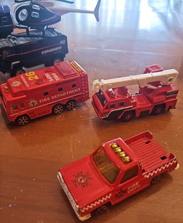 Modellini auto e treni diversi (ascolto offerte)