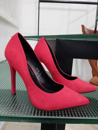 Zapato rojo de piel nabú