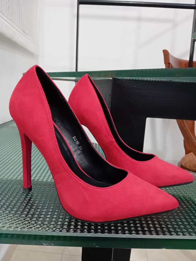 Zapato rojo de piel nabú