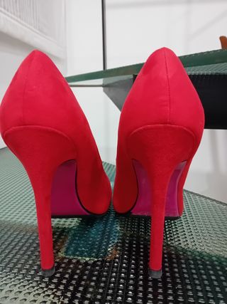 Zapato rojo de piel nabú