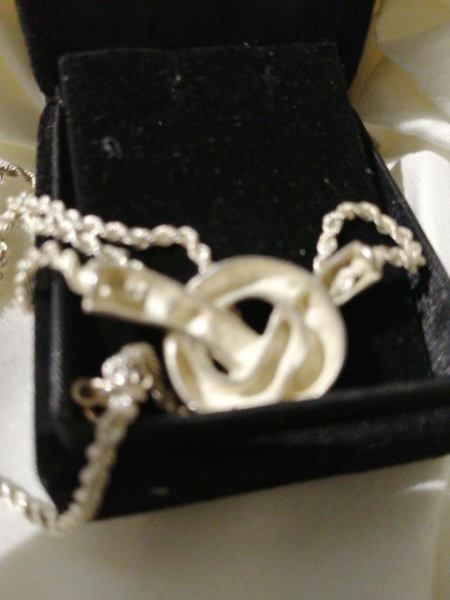 Colgante de nudo de plata