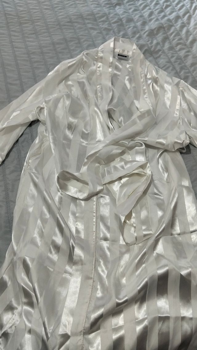 Vendo vestaglia di raso bianca