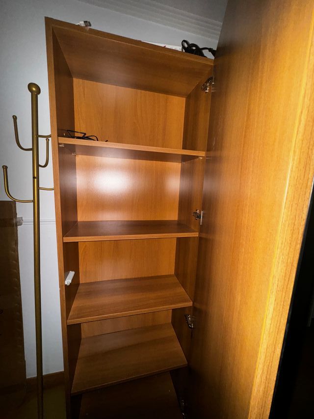 Armario salón vienen dos más la tabla de la pared