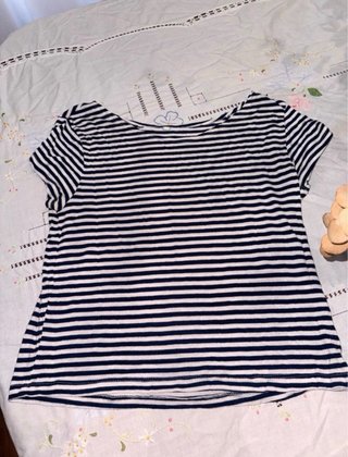 Camiseta a rayas azules y blancos