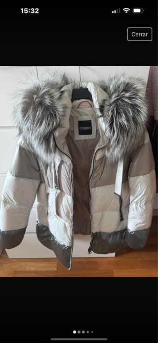Abrigo plumifero gris con capucha de zorro 