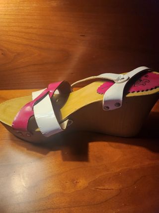 Sandalias con cuña de madera 