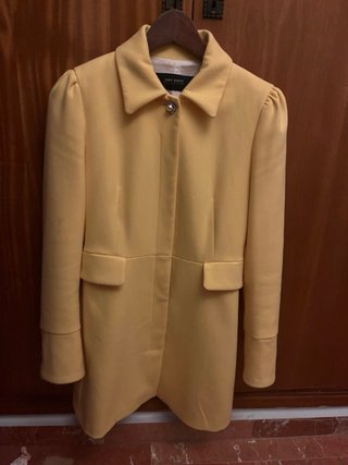 Abrigo amarillo zara