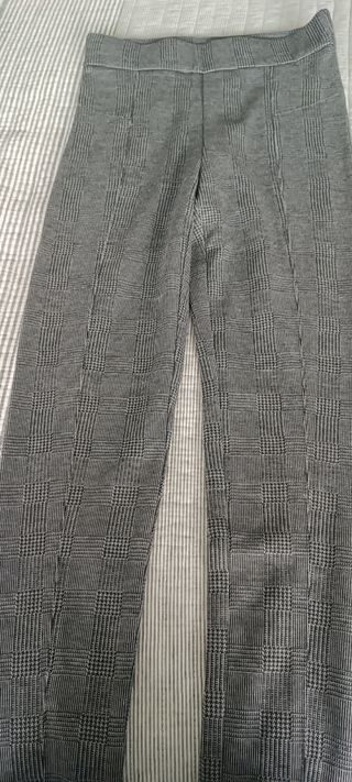 Pantalón ajustado tipo malla 