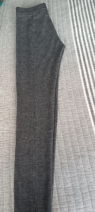 Pantalón ajustado tipo malla 