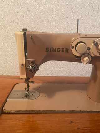 SINGER Máquina de coser, con pedal (1961)