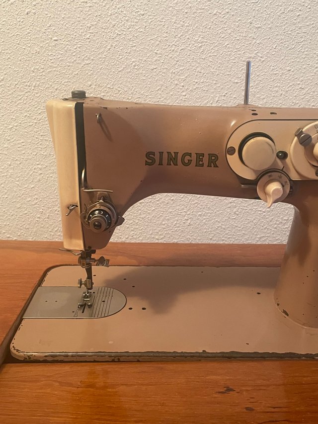 SINGER Máquina de coser, con pedal (1961)