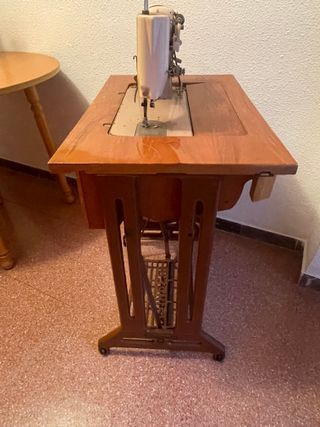 SINGER Máquina de coser, con pedal (1961)