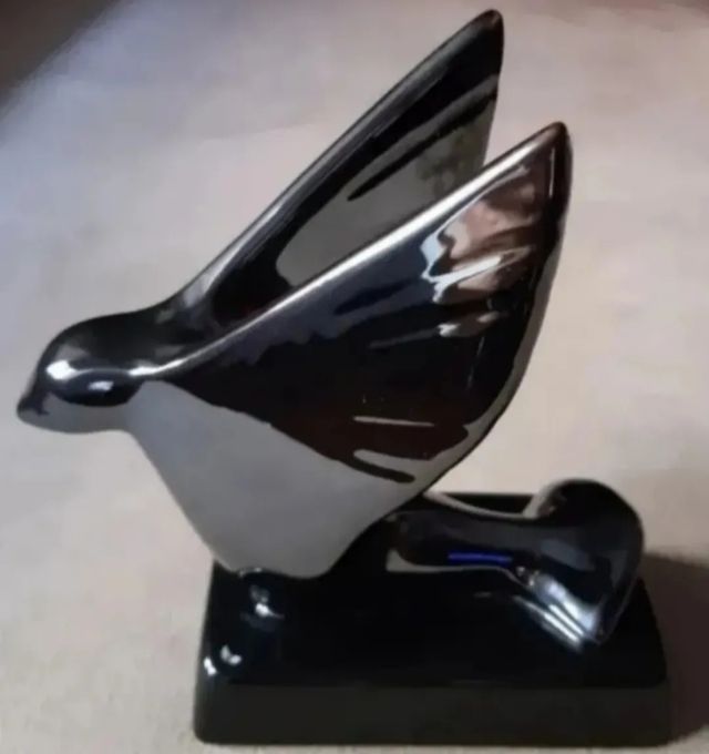 Escultura de paloma en porcelana. 