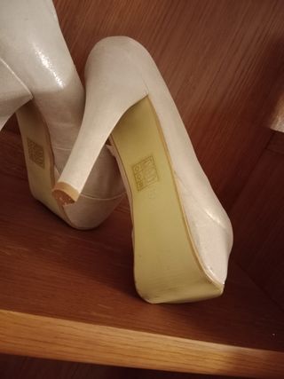 Zapatos Moombasa beige tacones