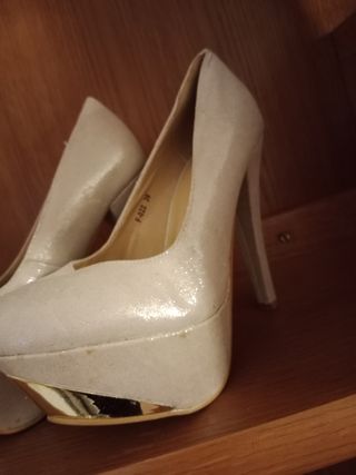 Zapatos Moombasa beige tacones