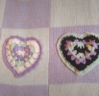 Jersey de punto y corazones de crochet