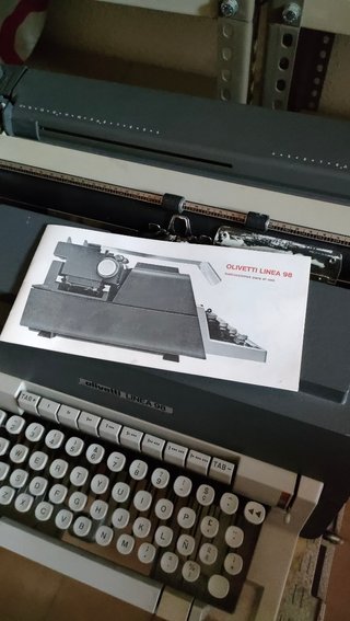 Máquina de escribir Olivetti Linea 98