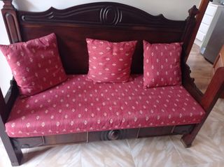 Banco antiguo con cojines