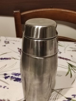 Shaker in acciaio per cocktail