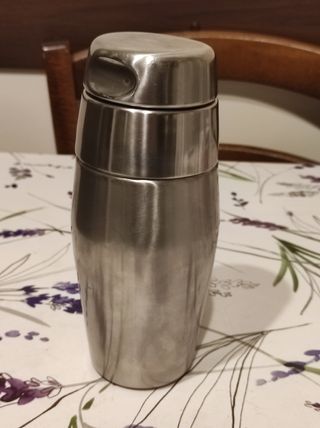 Shaker in acciaio per cocktail