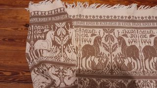Tappeto da tavolo d'epoca in "tessuto perugino"