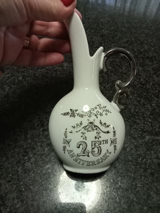 Peça de louça alusiva a bodas de prata