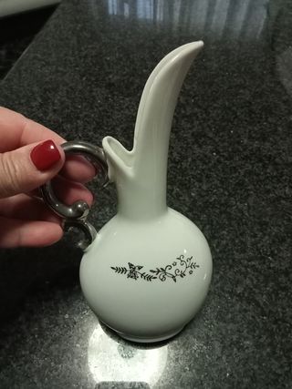 Peça de louça alusiva a bodas de prata