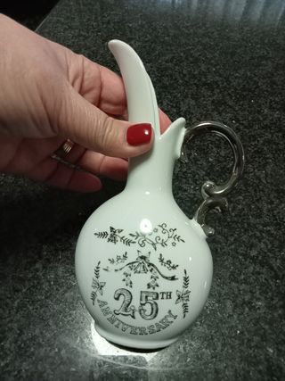 Peça de louça alusiva a bodas de prata
