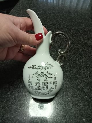 Peça de louça alusiva a bodas de prata