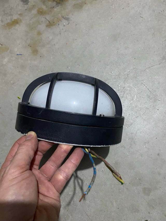 Foco trastero / garaje con proteccion