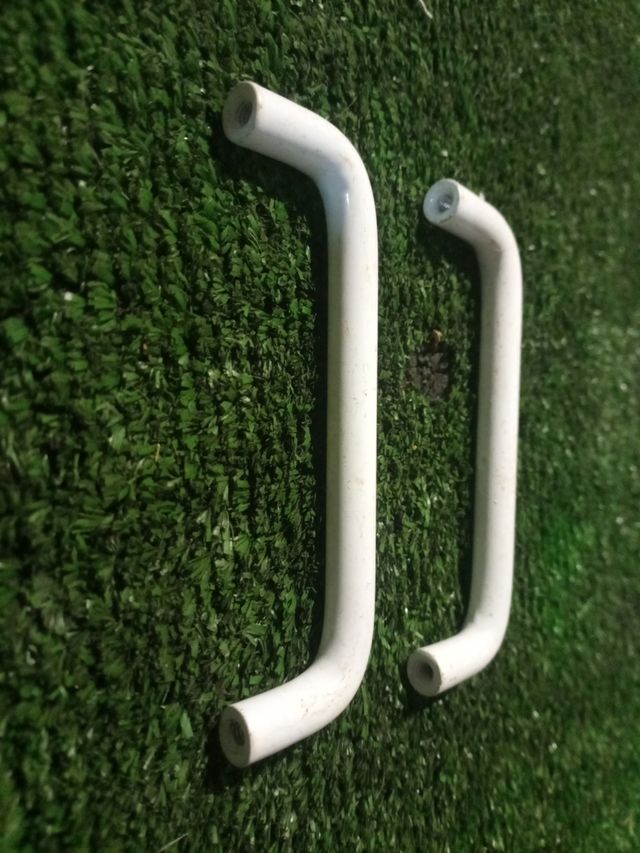 2 Tiradores vitrinas metálicas