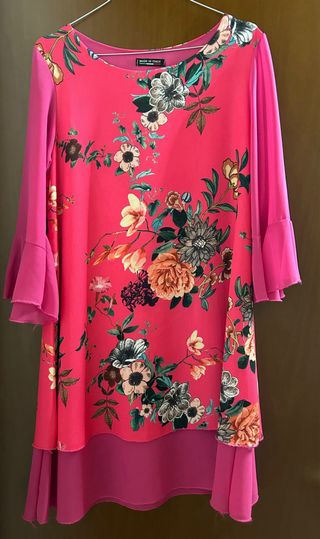 Abito con maniche a volant