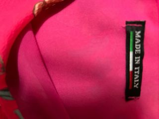 Abito con maniche a volant