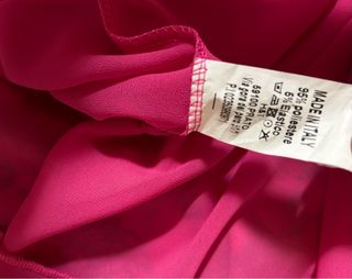 Abito con maniche a volant