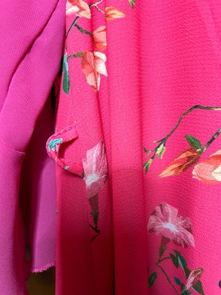 Abito con maniche a volant