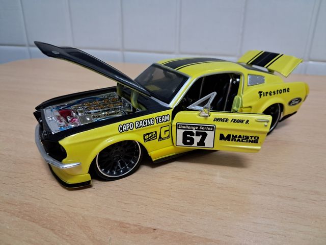 FORD MUSTANG 1/24