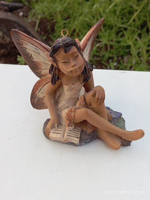 Figura hada con libro