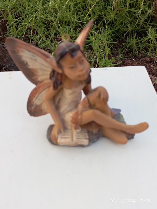 Figura hada con libro