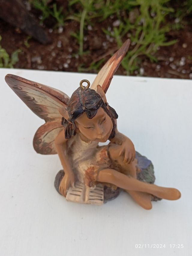 Figura hada con libro