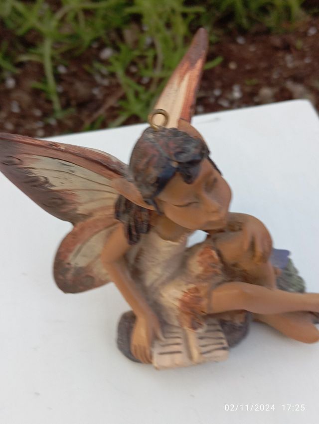 Figura hada con libro