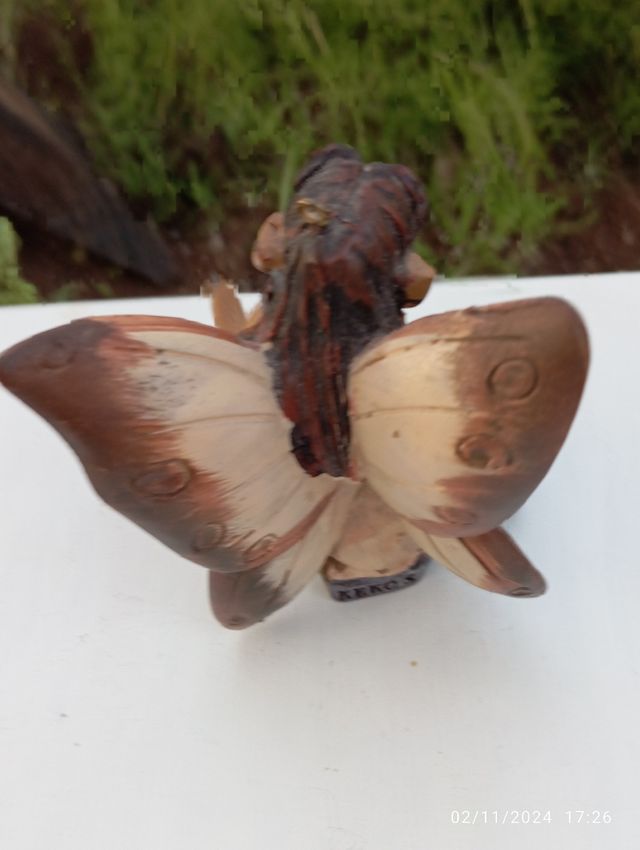 Figura hada con libro