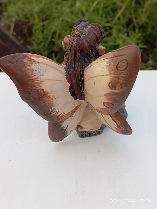 Figura hada con libro