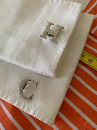 camisa Carolina Herrera con gemelos C H