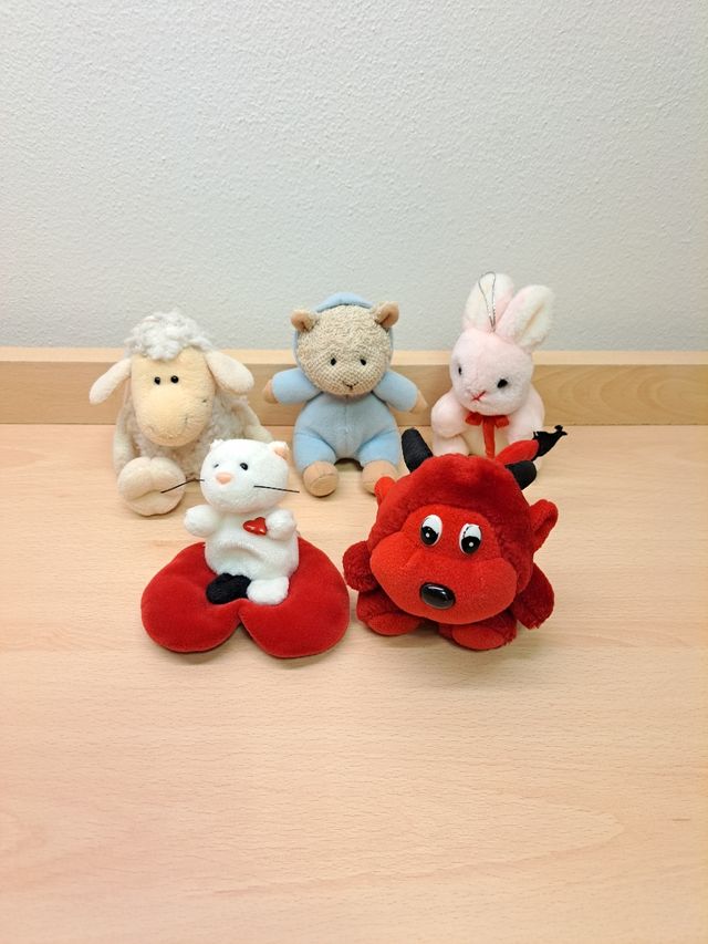 Peluches vari medio-piccoli e piccoli