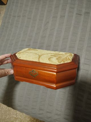 📿 Joyero de madera y ropa con espejo