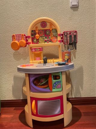 Cocinita de juguete con delantal y utensilios