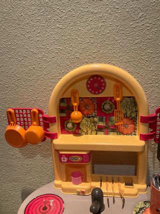 Cocinita de juguete con delantal y utensilios