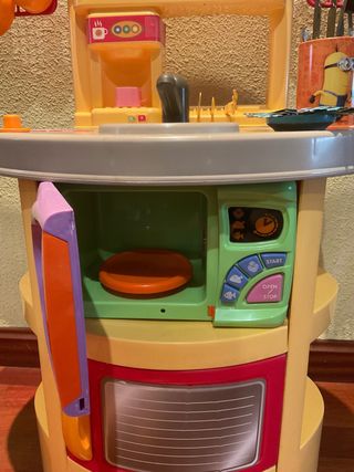 Cocinita de juguete con delantal y utensilios